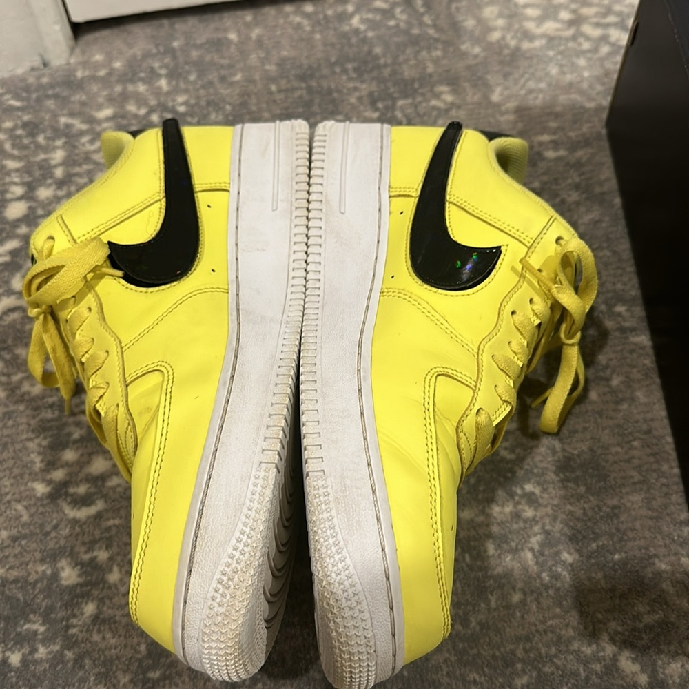 NIKE AIR FORCE 1 LV8 3 SIZE 10.5 MENS SNEAKERS BRIGHT YELLOW - Picture 8 of 16